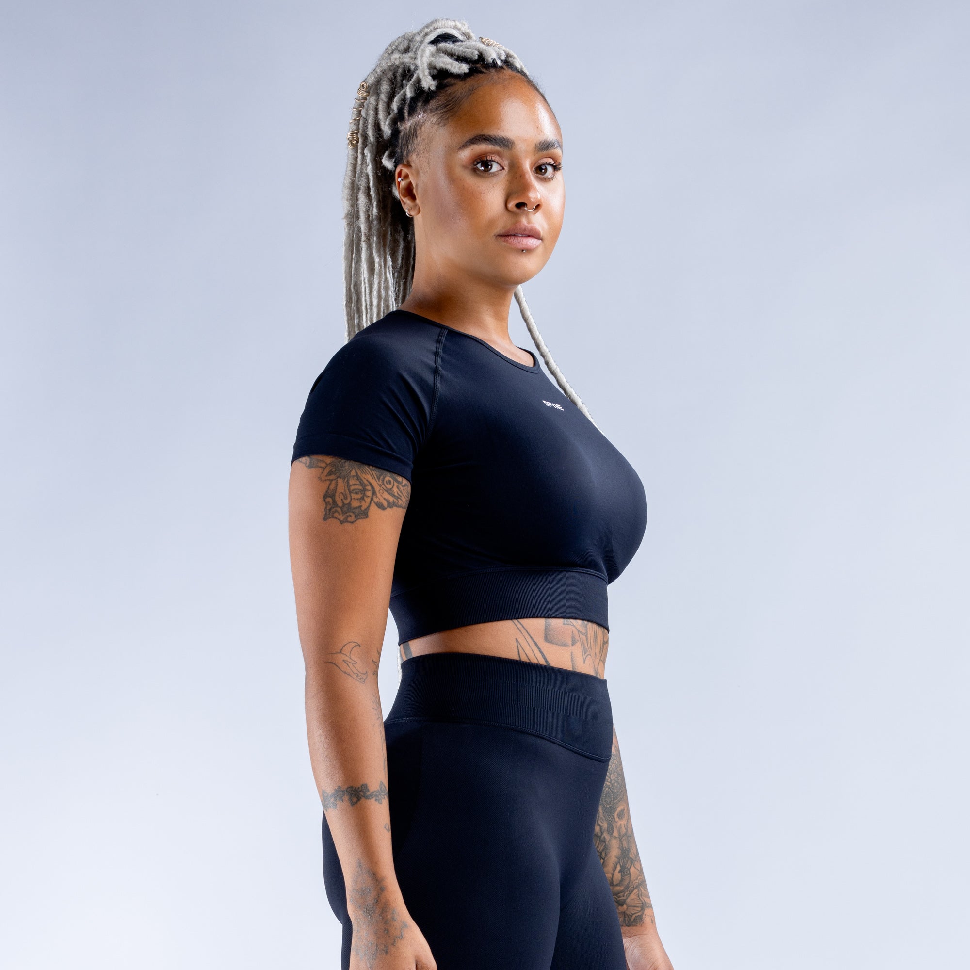 Top DFYNE Impact Crop Feminino Pretas | IMHTXC756