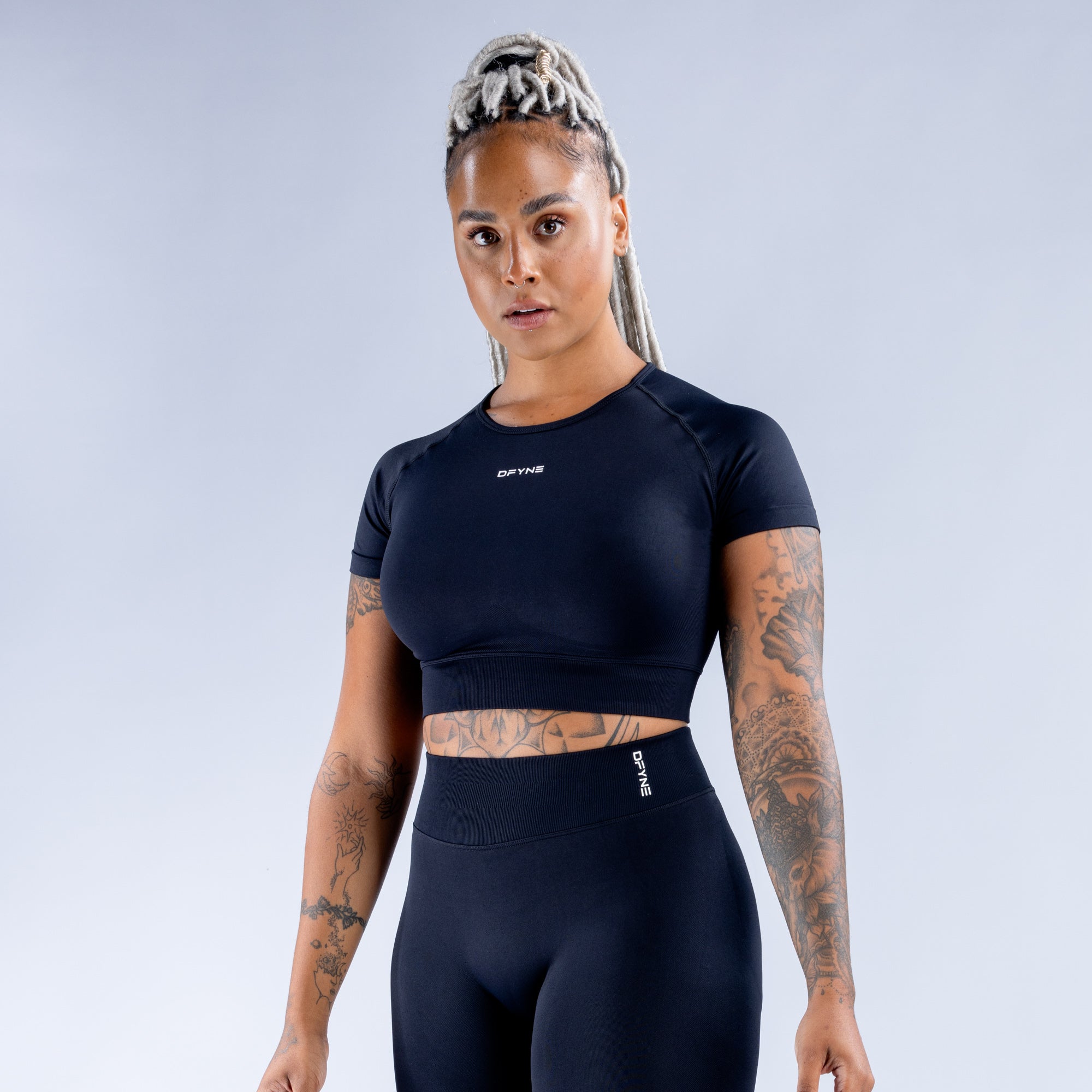 Top DFYNE Impact Crop Feminino Pretas | IMHTXC756